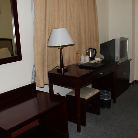 Super 8 Beijing Yizhuang Tianbao Hotel Екстериор снимка