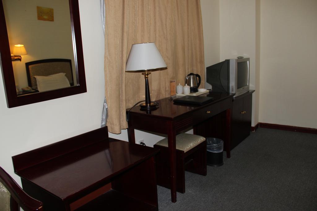 Super 8 Beijing Yizhuang Tianbao Hotel Екстериор снимка